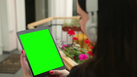 mujer en el negocio de la cafetería trabaja con llamadas de video de tableta. móvil trabajando afuera