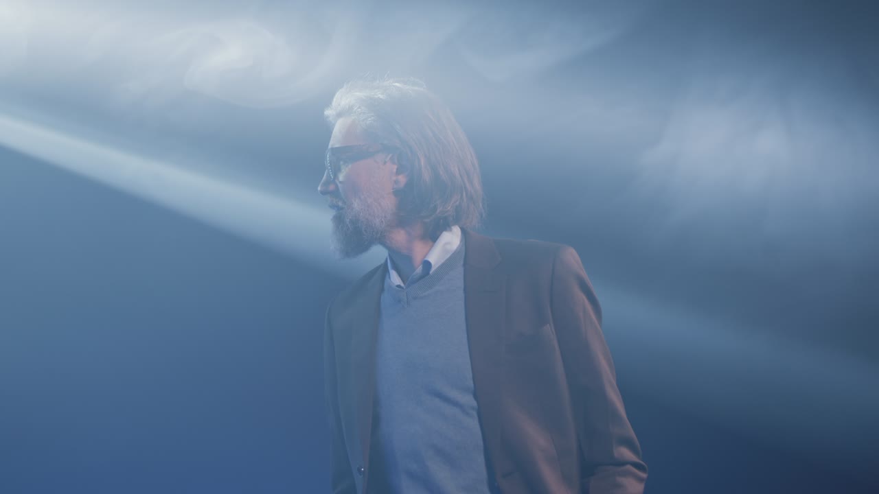 그래픽을 설명하는 사업가