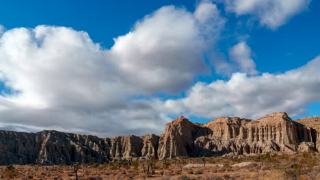 paisaje nublado dramático sobre el terreno accidentado del parque estatal del cañón de roca roja - lapso de tiempo estático de gran angular