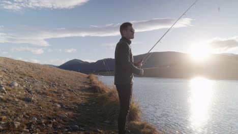 Sesión-De-Pesca-Al-Atardecer-En-Un-Río-Tranquilo.