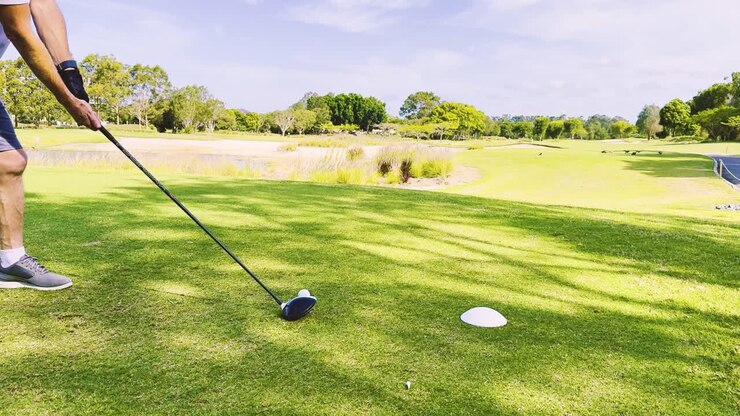 Golfista che si prepara ed esegue uno swing