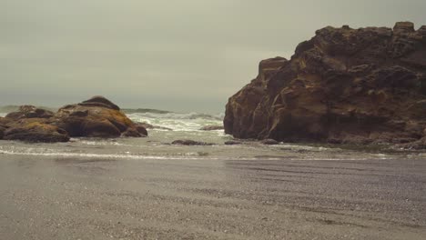 Olas-Rompiendo-Contra-Las-Rocas-A-Lo-Largo-De-La-Costa-Del-Estado-De-Washington