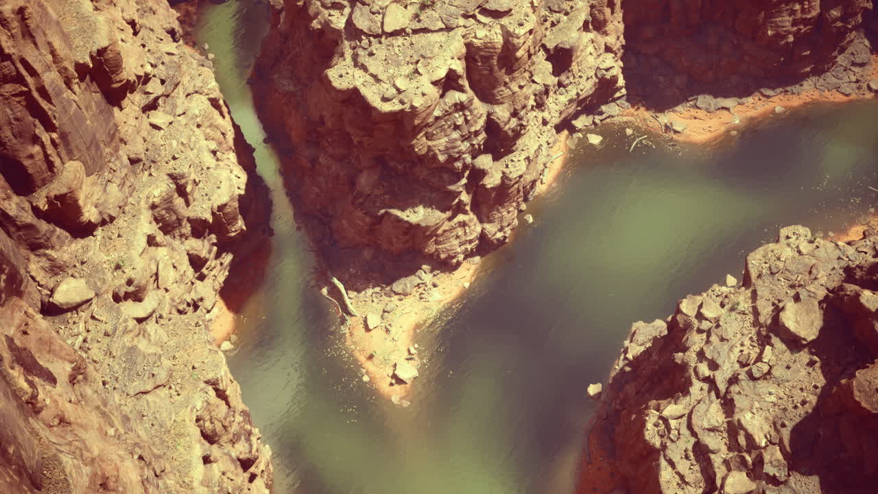 Scopri uno splendido canyon fluviale tra aspre formazioni rocciose