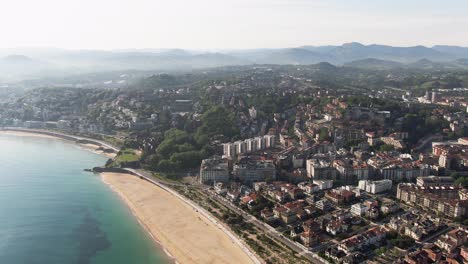 playa de arena de la ciudad de san sebastián en la costa del océano atlántico, vista aérea cinematográfica