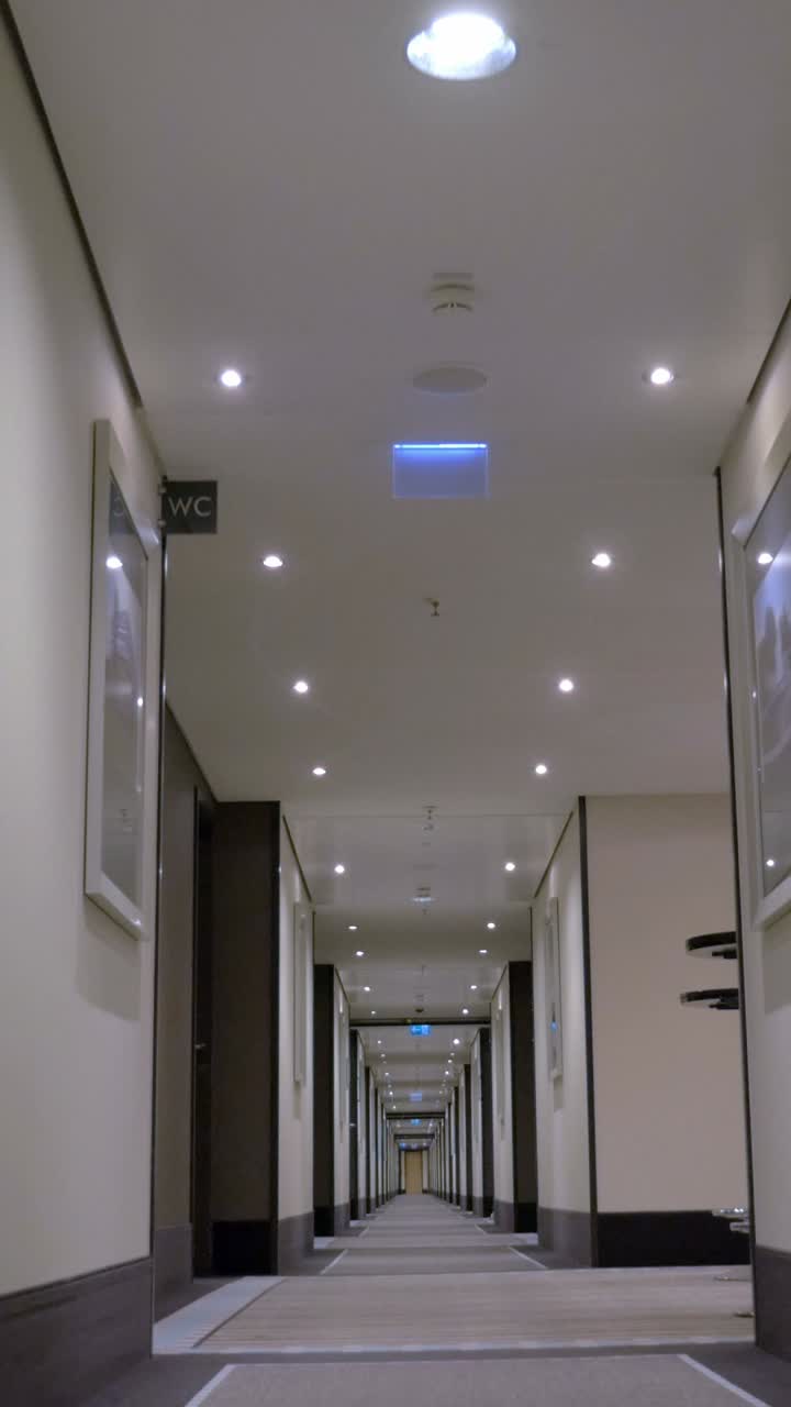 un largo pasillo con luces