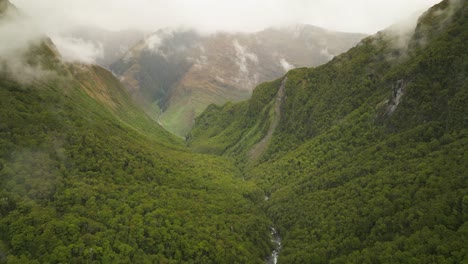 rob roy glacier valley con un exuberante paisaje forestal en nueva zelanda, antena