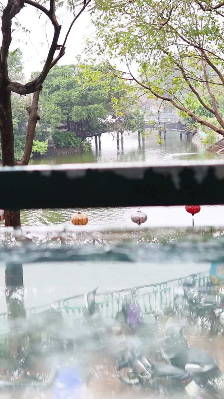 경치 좋은 하노이 풍경에 비가 내리고 있습니다.