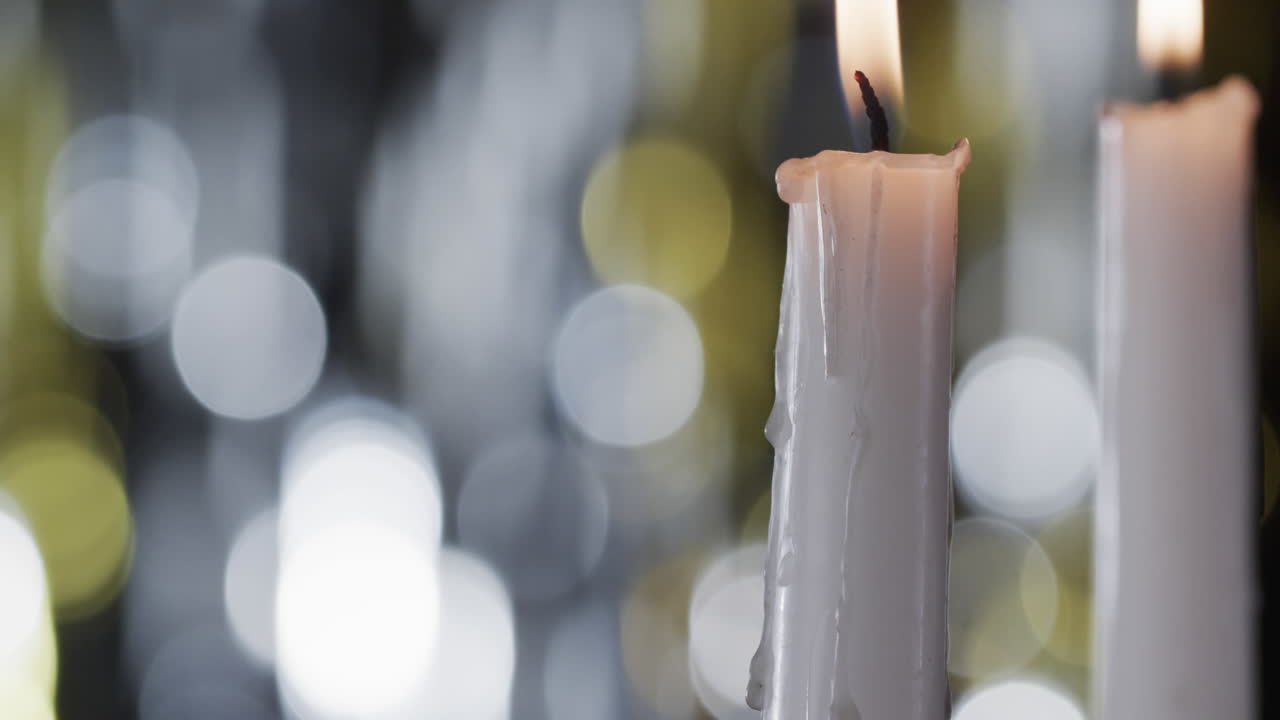 video de velas blancas con llama blanca y espacio de copia con bokeh en fondo negro