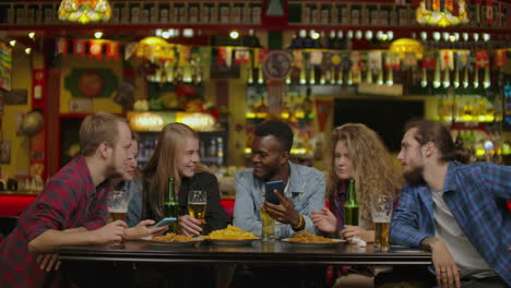 Glückliche-Freunde-Machen-Selfie-Im-Restaurant-Oder-In-Der-Bar