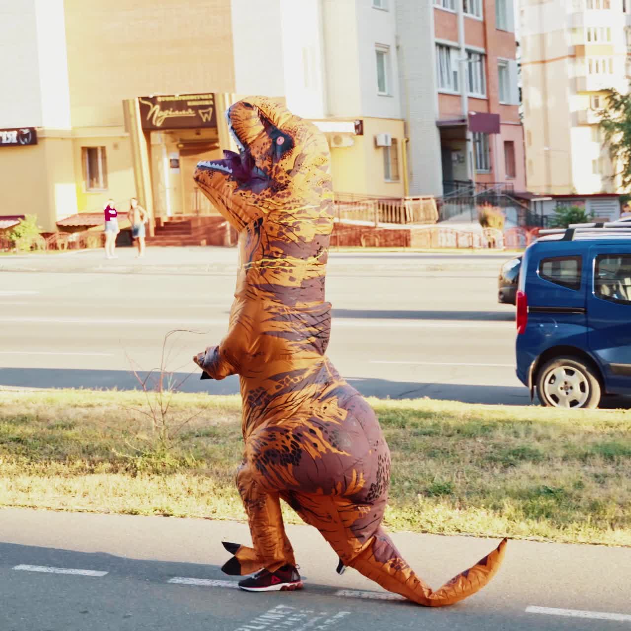 Dinossauro na rua da cidade
