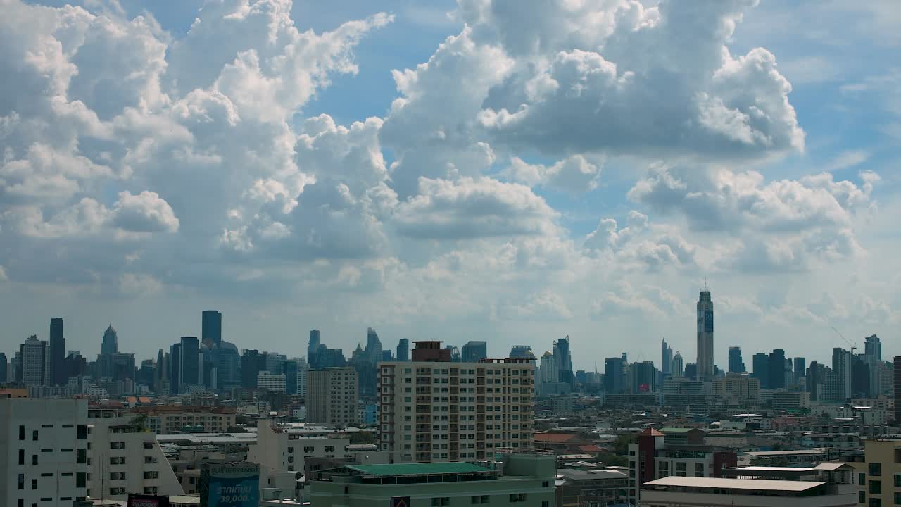 방 ⁇  시의 스카이라인 타임  ⁇ 스 아름다운 큐멀러스 구름과 함께 수도