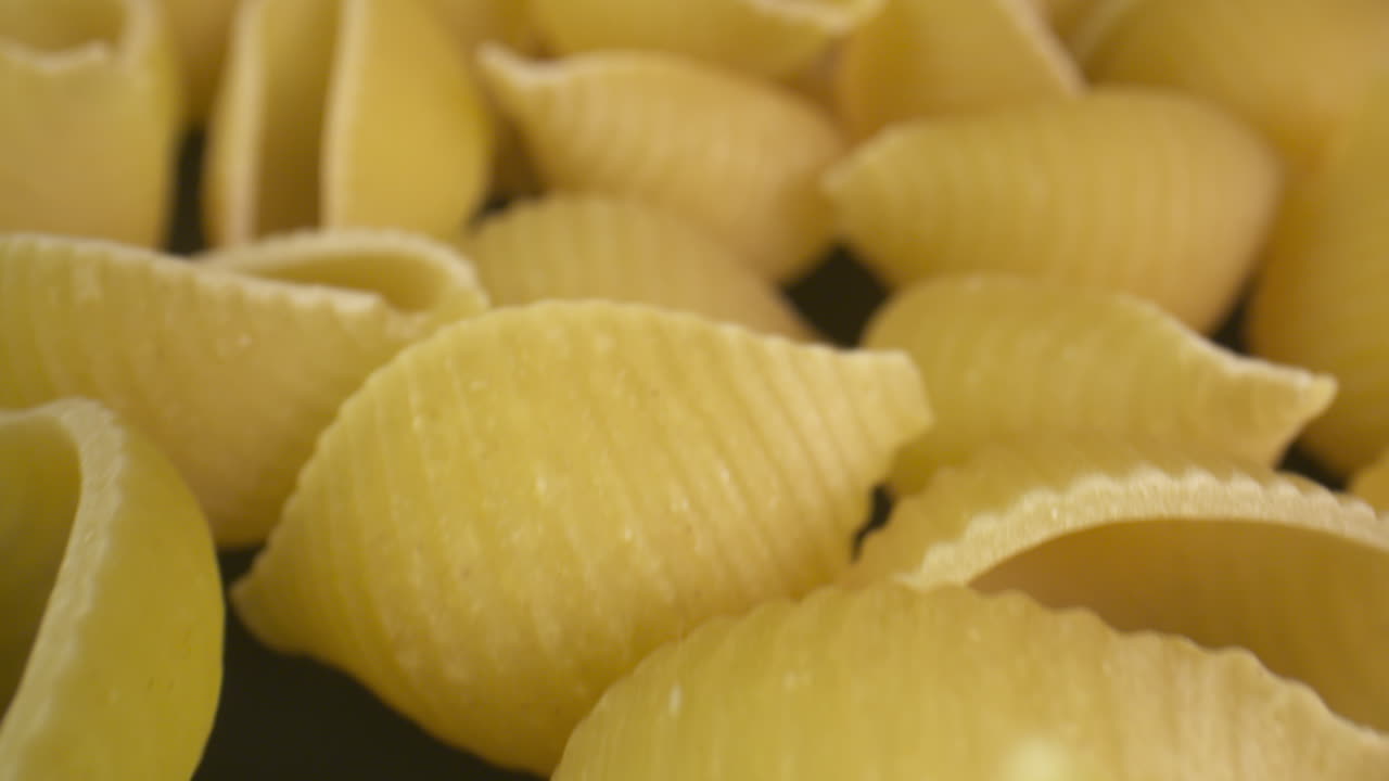 primer plano de macro deslice a través de la pasta de concha de conchiglie
