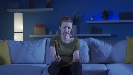 la mujer que quería suicidarse con un cuchillo.
