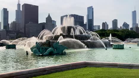 Buckingham-Brunnen-Im-Grant-Park-Chicago-Voller-Auslauf