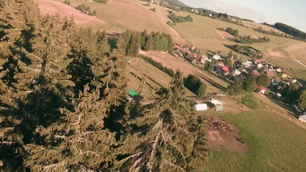 кадры полета с гоночного дрона fpv в быстром погружении