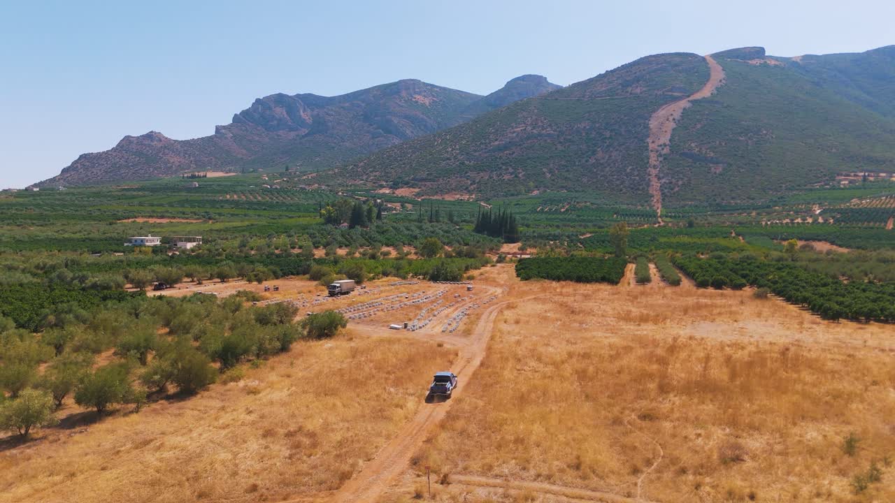 Vedute aeree con drone su un paesaggio rurale di apicoltura, che evidenziano il lavoro degli apicoltori.