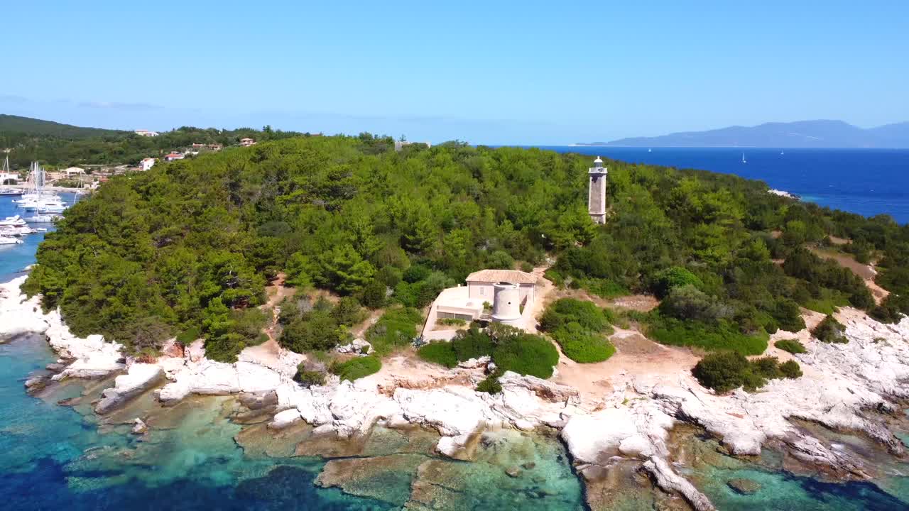 Isola pittoresca con faro e acqua cristallina