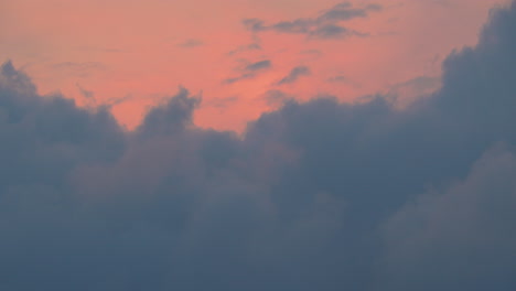 el cielo rojo del atardecer
