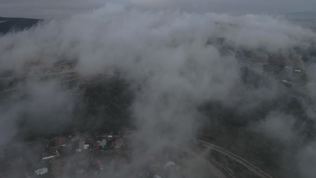 maravilloso panorama de las nubes vista desde arriba de la verde campiña israel, katzir