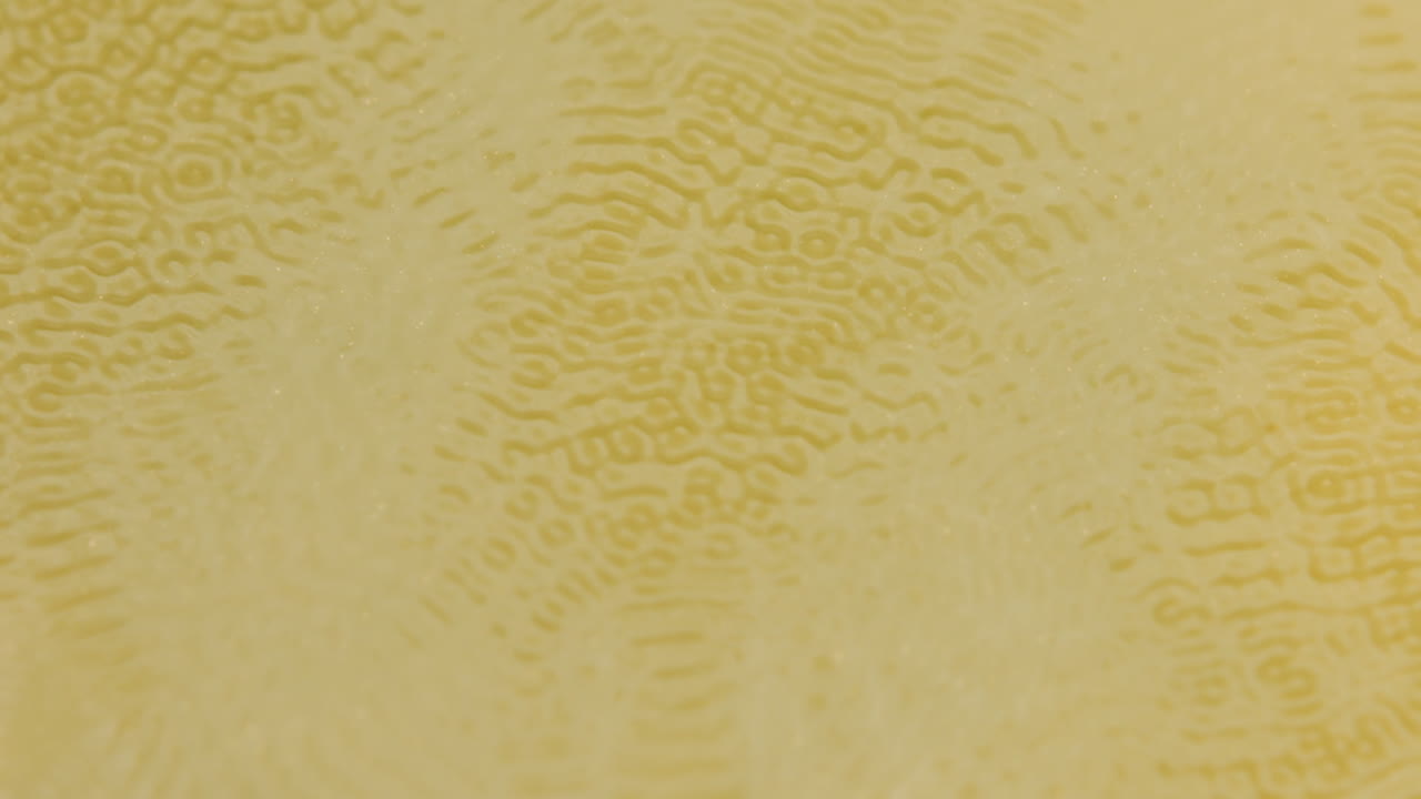 노란색 물에 다른 패턴