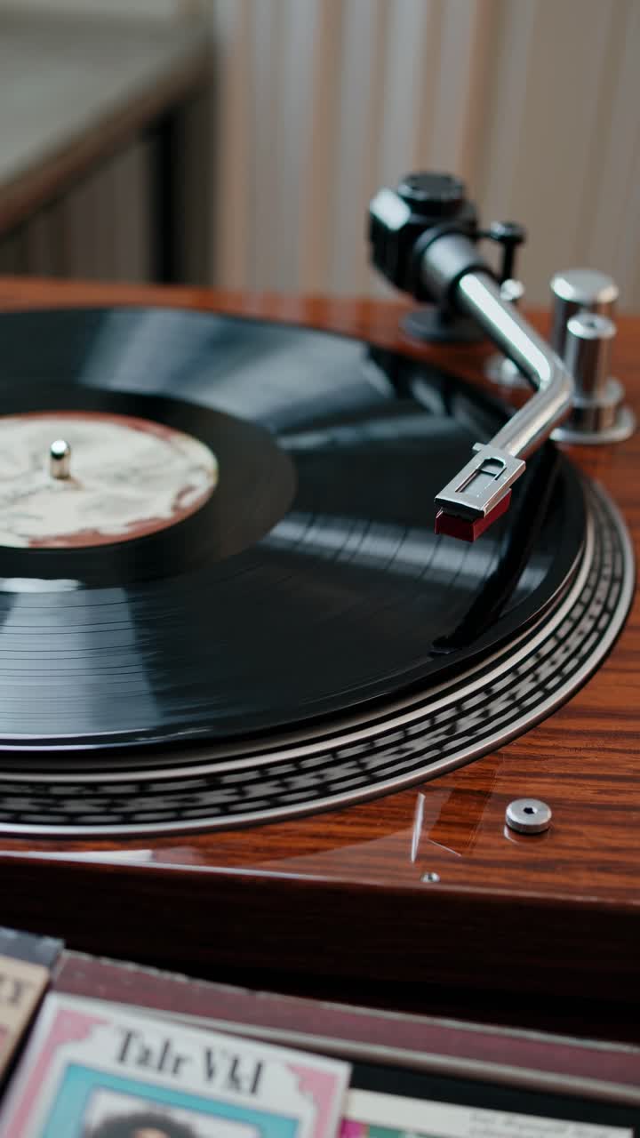 Angolazione ravvicinata di un giradischi vintage che riproduce un disco in vinile, per catturare un'atmosfera nostalgica