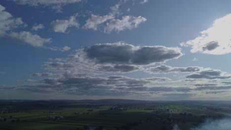 nubes esponjosas blancas y oscuras con un cielo azul