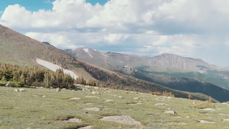 side pan of tundra landscape rocky mountain national park