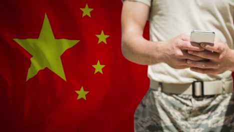 Animation-Eines-Kaukasischen-Männlichen-Soldaten,-Der-Sein-Smartphone-über-Der-Flagge-Chinas-Benutzt