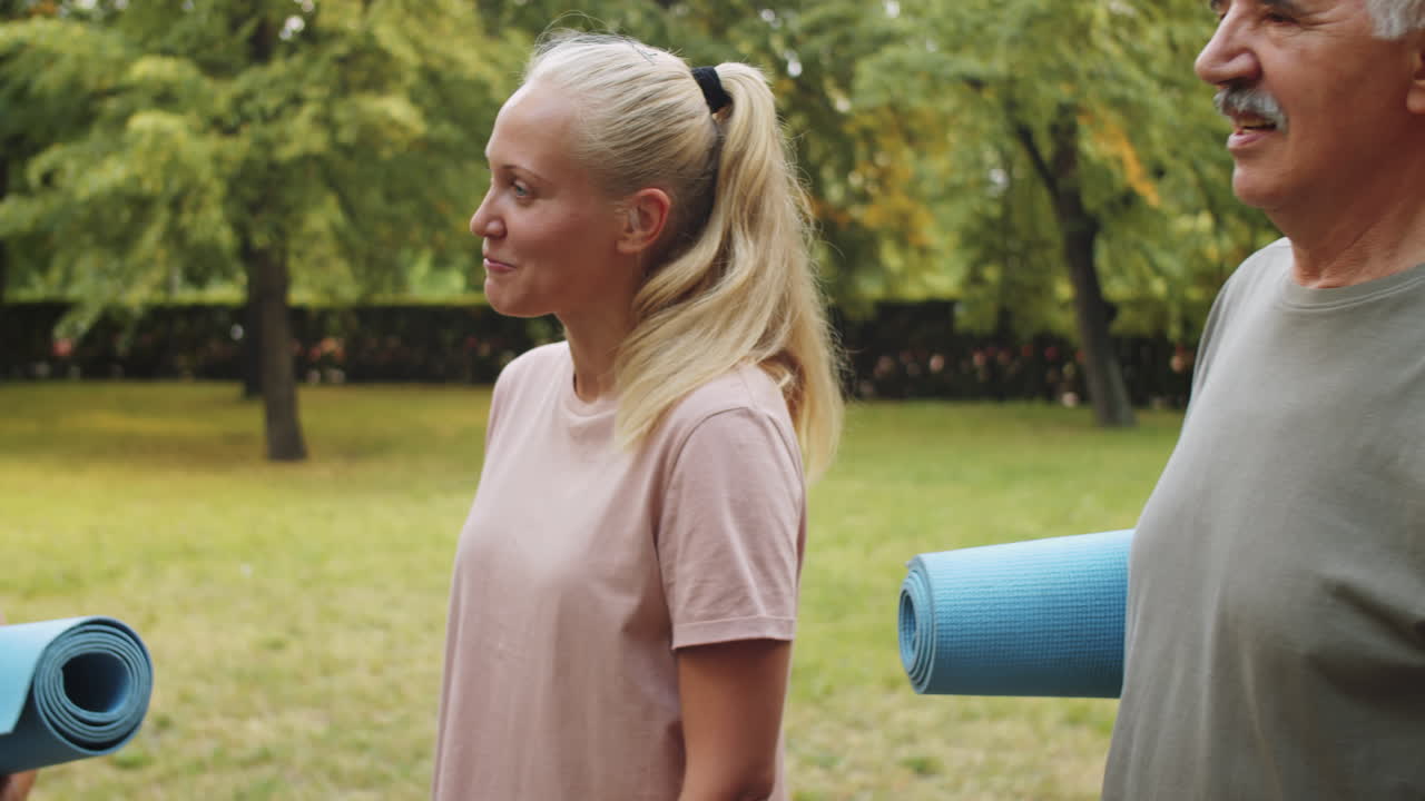 personas mayores positivas charlando con entrenadoras al aire libre