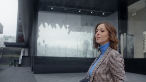mujer caminando por la ciudad con café