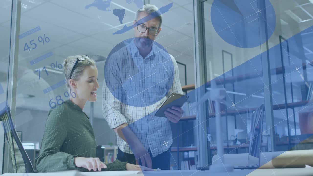 анимация обработки данных над различными деловыми людьми, работающими в офисе