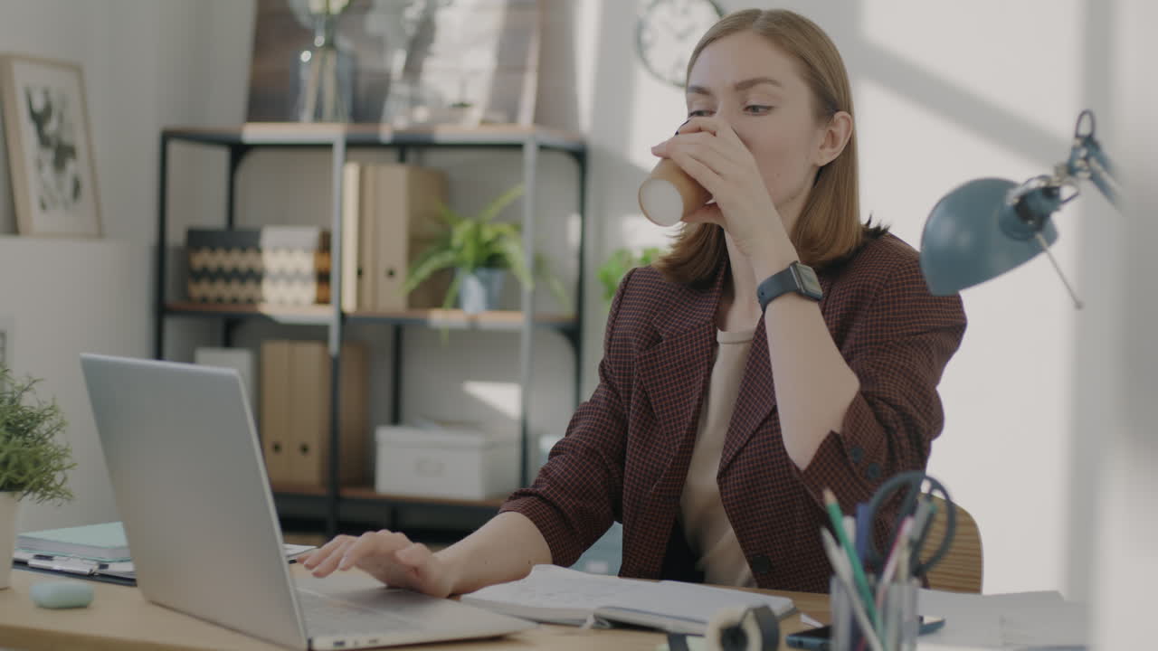 женщина работает на ноутбуке в современном офисе