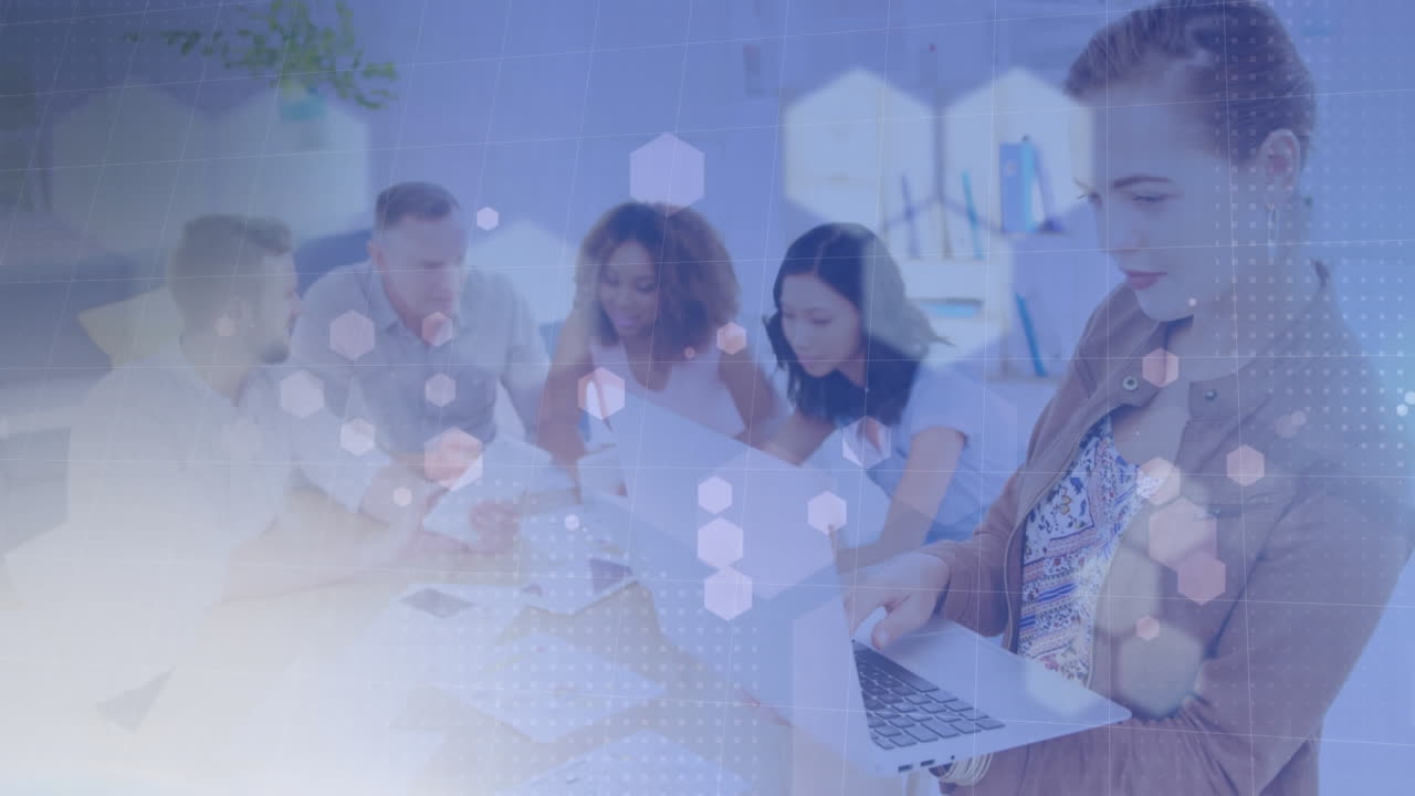 사무실에서 노트북을 사용하는 사업가 여성 위에  ⁇ 박이는 육각형 네트워크의 애니메이션