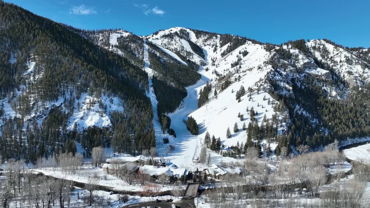 vista de las pistas de esquí alpino en la ciudad turística de sun valley, idaho central, estados unidos