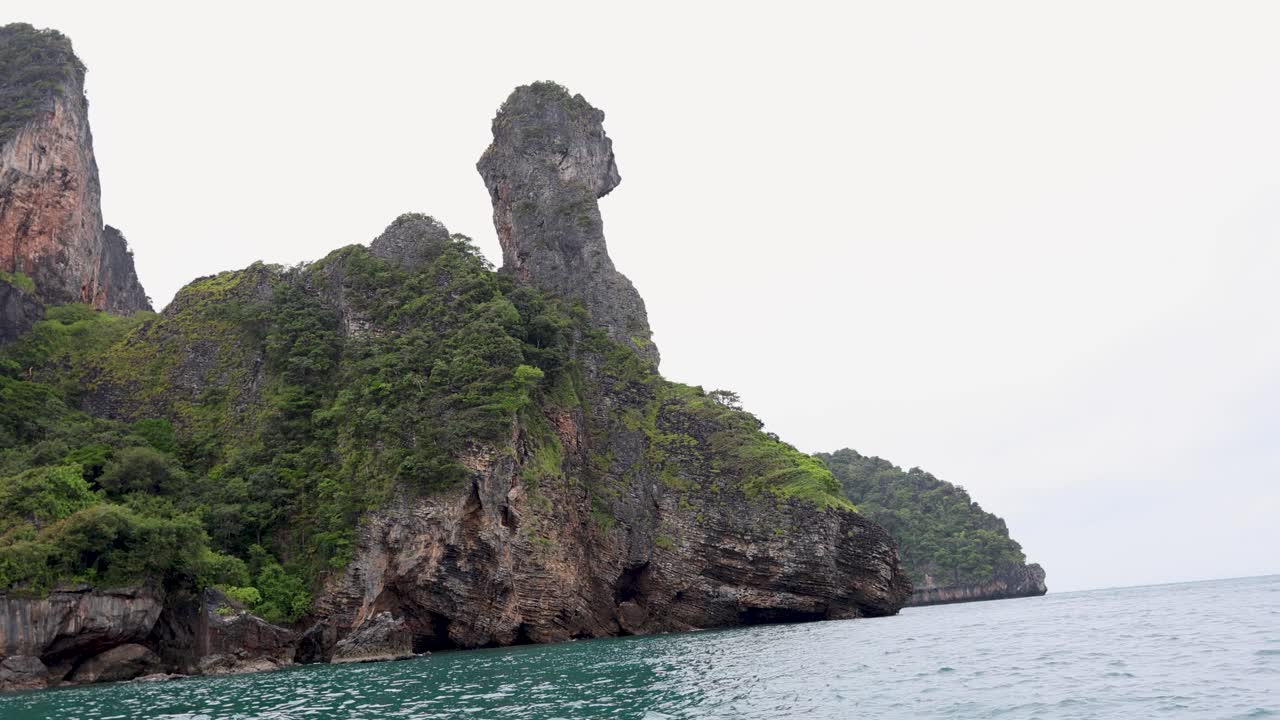 formaciones rocosas dramáticas de una isla tropical