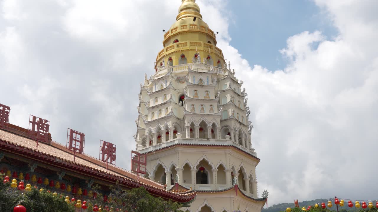 Pemandangan Sudut Rendah Menara Pagoda Kuil Kek Lok Si, Markah Tanah Penang, Malaysia.