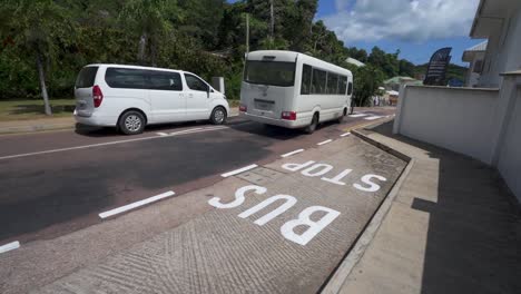 Autobús-Público-Pasando-Lentamente-Por-La-Parada-De-Autobús-En-Seychelles