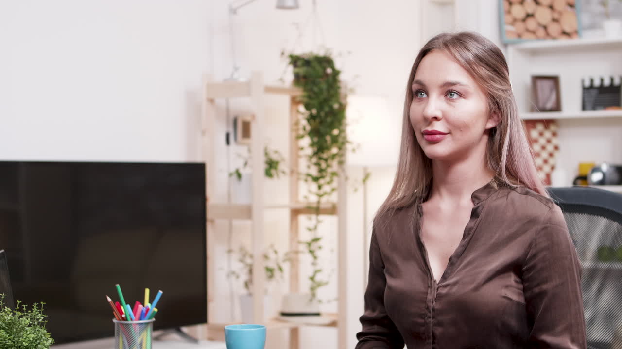 женщина сидит в офисе