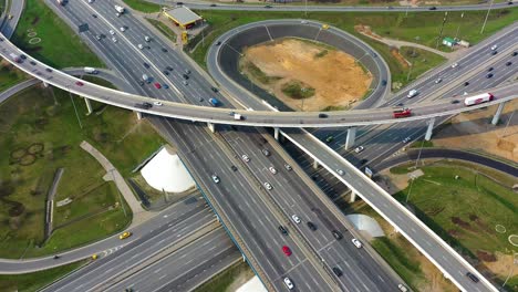 Vista-Aérea-De-Una-Intersección-De-Autopistas-Con-Senderos-De-Tráfico-En-Moscú.