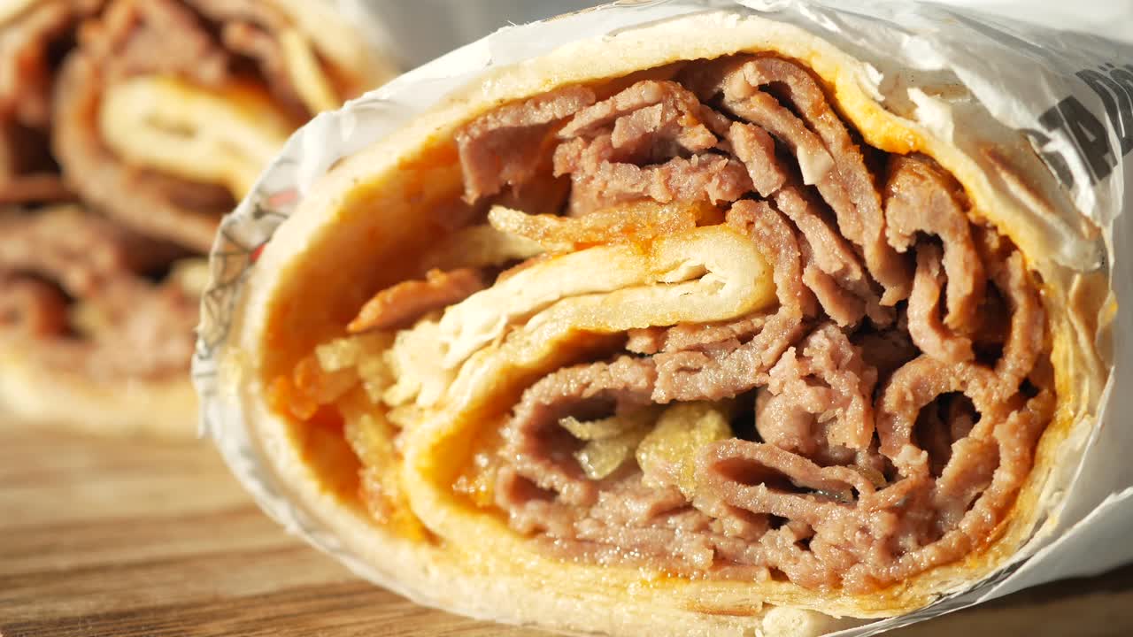 el delicioso doner kebab está envuelto.