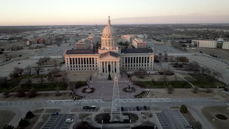 Edificio-Del-Capitolio-Del-Estado-De-Oklahoma-En-La-Ciudad-De-Oklahoma,-Oklahoma-Con-Video-De-Drones-Moviéndose-Hacia-Abajo-De-Cerca