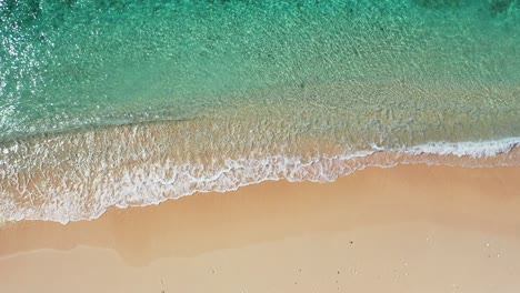 Smaragdgrüne-Meerwasserwellen,-Die-Auf-Dem-Goldenen-Sand-Plätschern