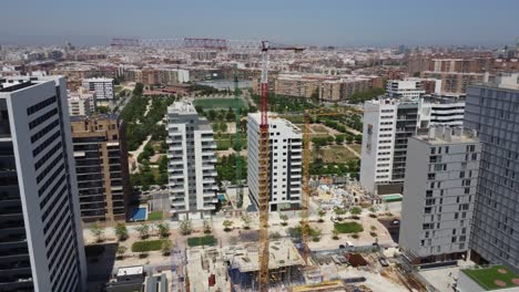 Toma-En-órbita-De-Una-Grúa-Torre-Construyendo-Un-Edificio-De-Apartamentos