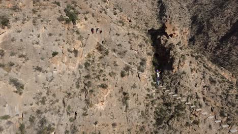 vía ferrata puente cruzado por mujer joven