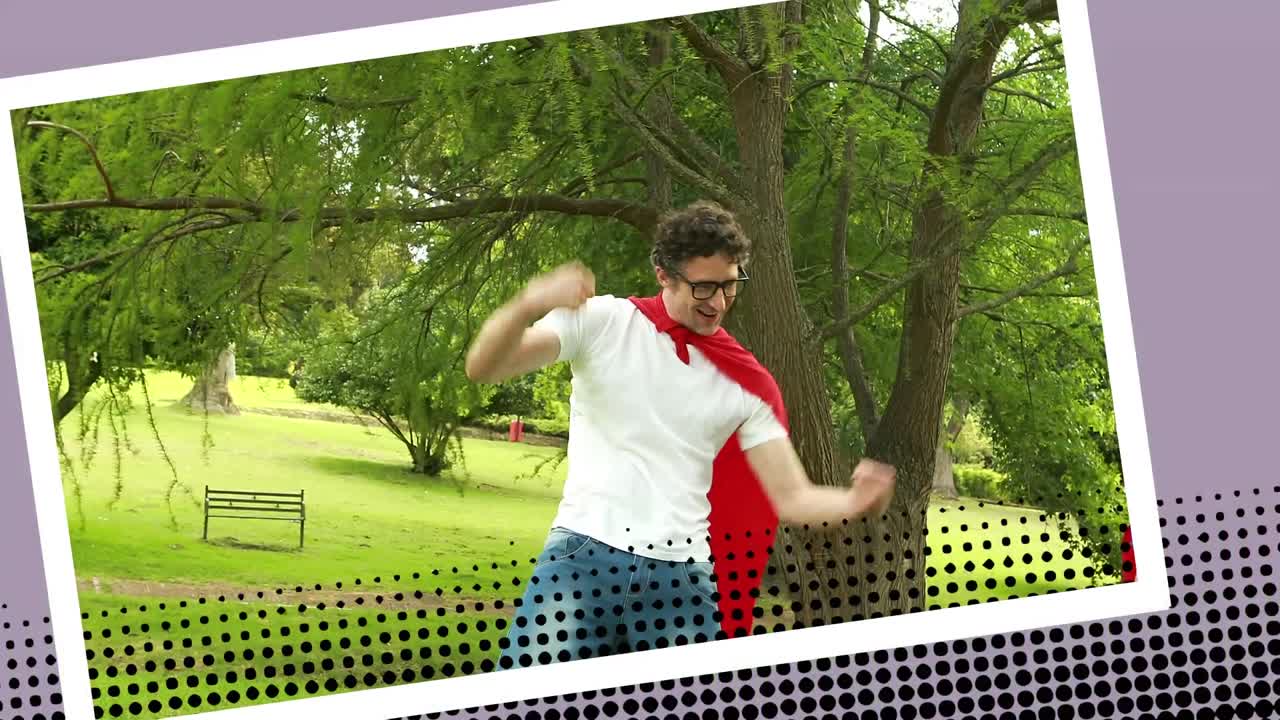 el hombre jugando con su hijo en el parque