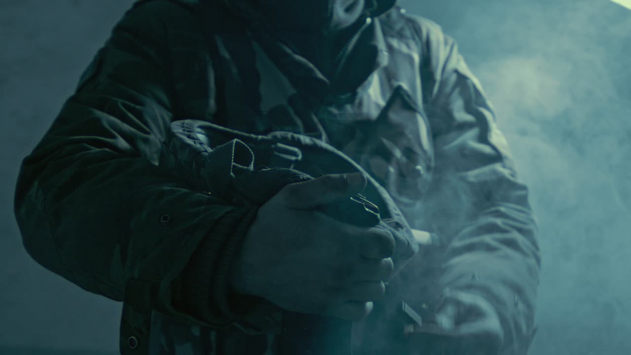 silueta del soldado. soldado cargando la bala en el cargador. cargador de rifle militar