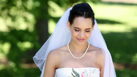 Hermosa-Novia-Sonriendo-A-La-Cámara-En-El-Parque