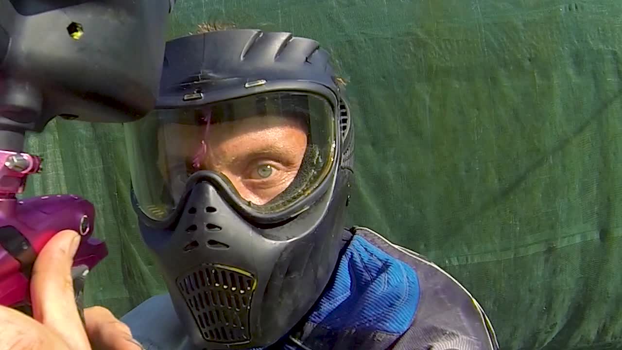 niñas y niños jugando paintball en una arena al aire libre-4