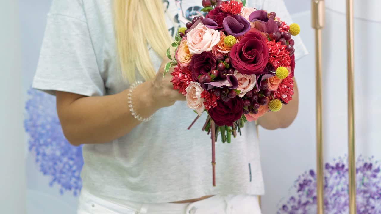 Donna che prepara un bouquet di fiori per un evento