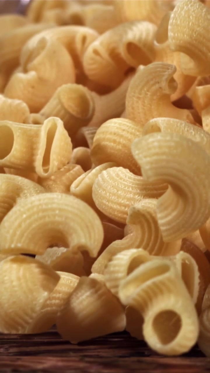 Maccheroni a gomito secchi che si versano in una ciotola